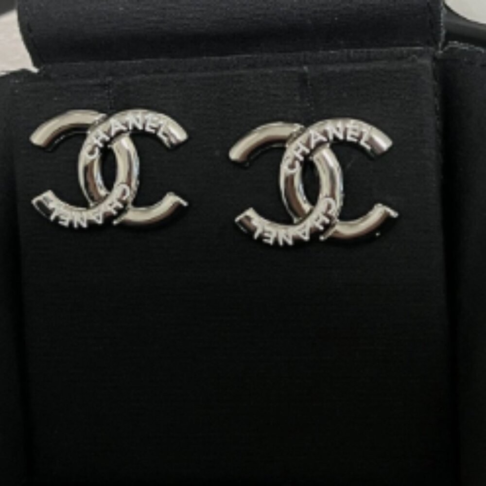 🖤 Chanel Silver Engraved CC Earrings - AUTH - STAMPED 🖤 - Picture 3 of 3